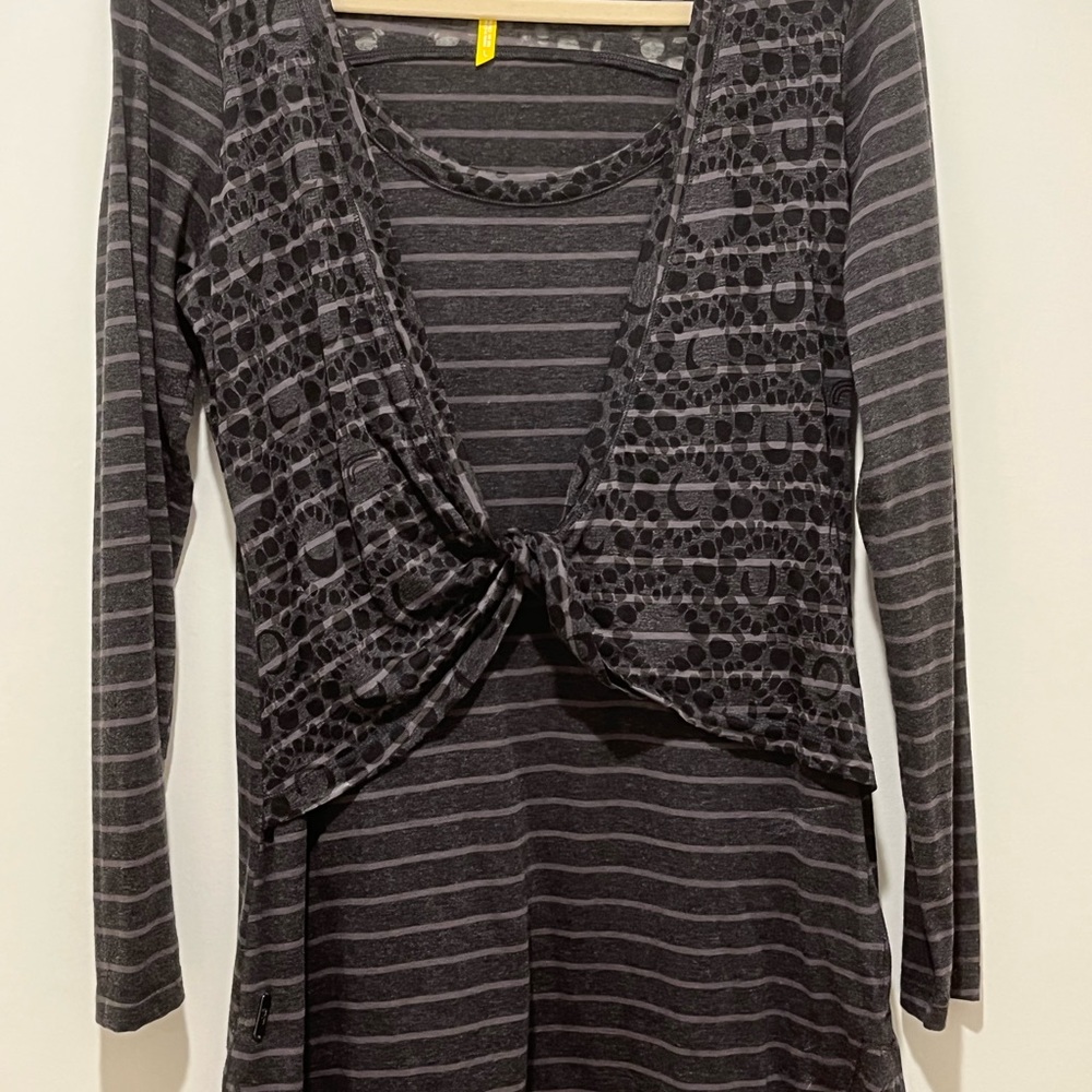 Lovely summery weight tunic-style top. Flattering drape.